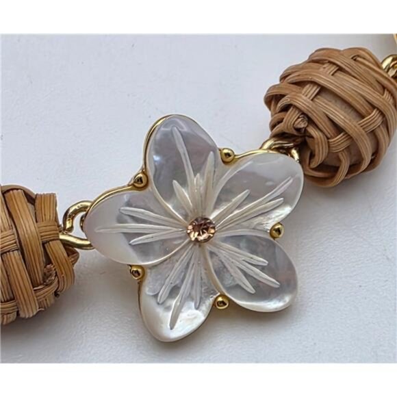 Talbots Mother Of Pearl Hibiscus Flower Necklace Gold Tone Brown Rattan 21 Inch - Picture 3 of 8